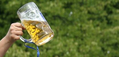 Un asistente al Oktoberfest brinda con cerveza.