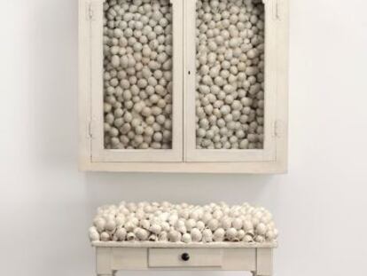 'Armario blanco y mesa blanca'. 1965. Marcel Broodthaers.