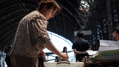 Una mujer emite su voto en la Estación Mapocho en Santiago, el 26 de cctubre de 2024.