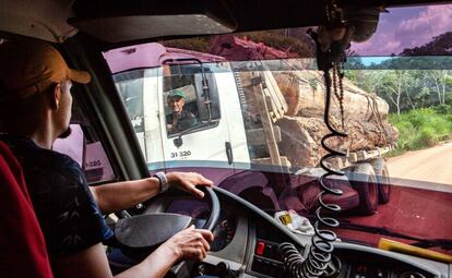 Los camiones con troncos son comunes en la carretera Transamazónica y las carreteras vecinales. La mayoría provienen de la tierra indígena Cachoeira Seca, una de las más invadidas y deforestadas de Brasil.