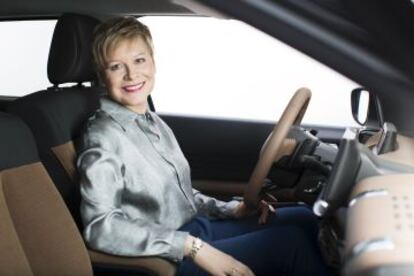 Linda Jackson, directora general de Citroën, al volante del C4 Cactus
