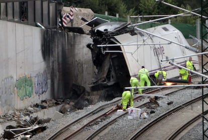 Operarios trabajan en la curva donde descarriló el tren Alvia, 26 de julio de 2013.