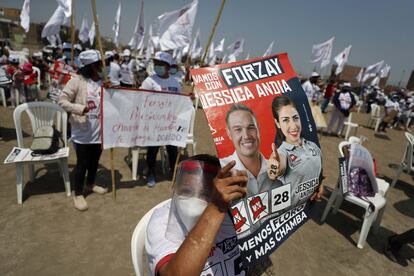 Simpatizantes del candidato presidencial George Forsyth del partido Victoria Nacional (centroderecha) asisten a un mitin de campaña en el distrito de Carabayllo, en Lima, el 27 de marzo.