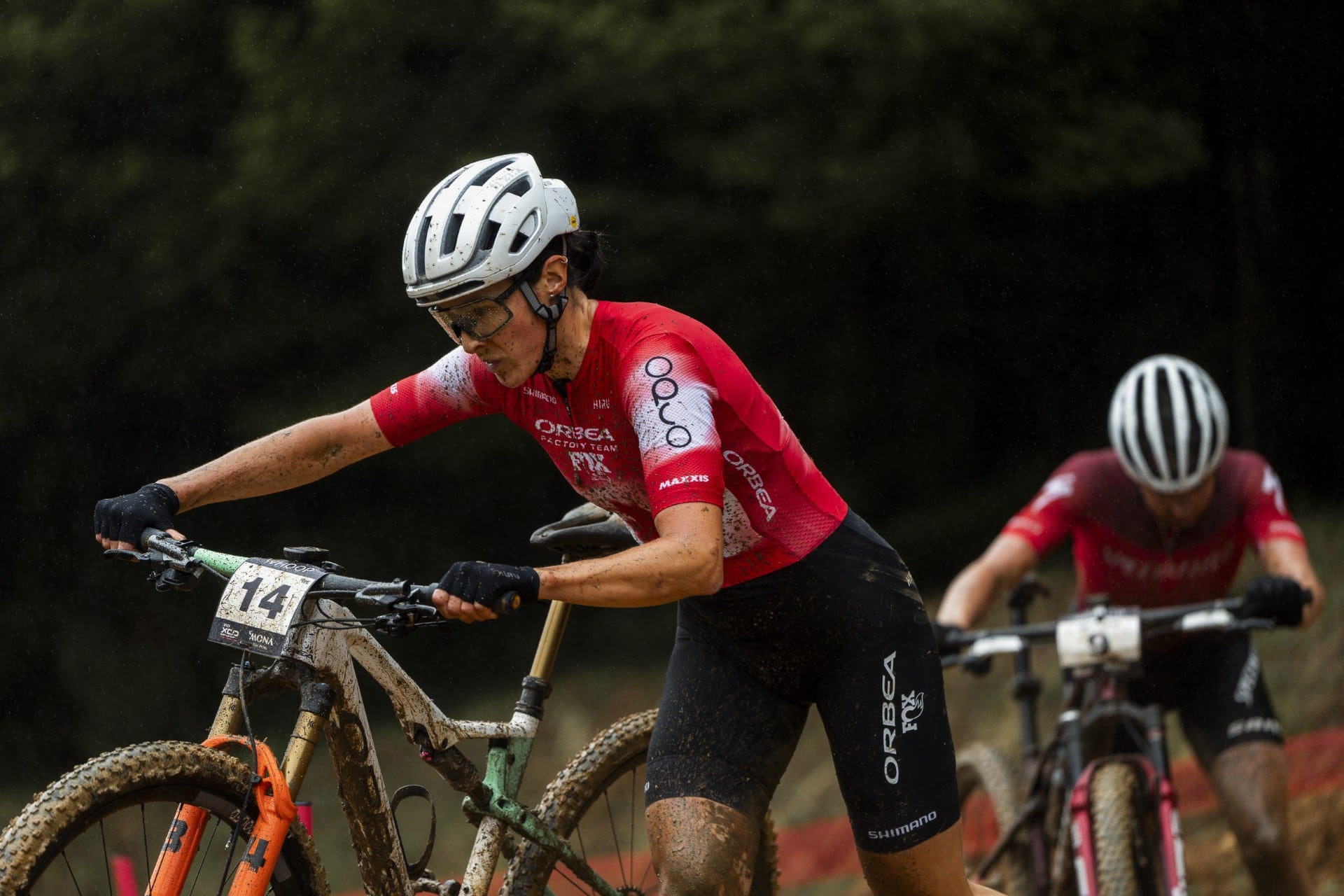 Jennifer Jackson empujando du bici ladera arriba en el estreno en Corea de la Copa del Mundo de XCO. Foto: World Cup.