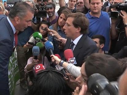 Imagen capturada de televisión del alcalde del Ayuntamiento de Madrid, José Luis Martínez-Almeida (a la derecha), en plena discusión con el portavoz de Vox, Javier Ortega Smith, el día 19 de septiembre de 2023, durante el minuto de silencio convocado por el último asesinato machista que tuvo lugar en el barrio madrileño de Ciudad Lineal.