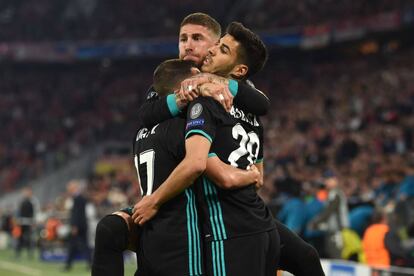 Sergio Ramos abraza a Lucas y Asensio después del 1-2. 