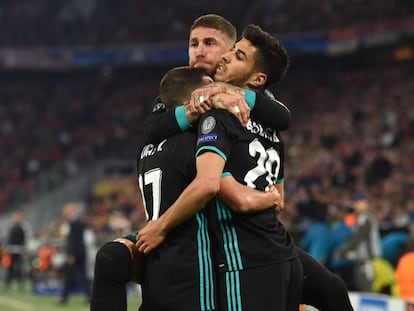 Sergio Ramos abraza a Lucas y Asensio después del 1-2. 