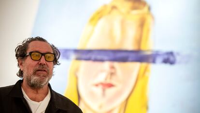 Julian Schnabel, junto al lienzo 'Large girl with no eyes' (Chica enorme sin ojos), una de las únicas cuatro obras que han podido llegar a tiempo a Málaga para la inauguración de su exposición en el Centro de Arte Contemporáneo de Málaga.