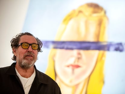Julian Schnabel, junto al lienzo 'Large girl with no eyes' (Chica enorme sin ojos), una de las únicas cuatro obras que han podido llegar a tiempo a Málaga para la inauguración de su exposición en el Centro de Arte Contemporáneo de Málaga.