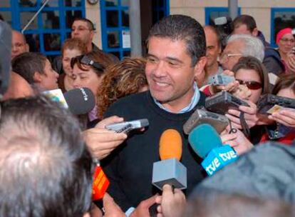 El alcalde de Mogán, Francisco González, a su salida de los juzgados de San Bartolomé el pasado viernes.