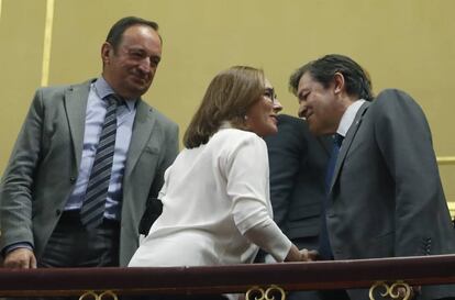 El presidente de la gestora socialista, Javier Fernández, saluda a Elvira Fernández, esposa del presidente del Gobierno en funciones, Mariano Rajoy, en presencia del vicepresidente primero del Senado, Pedro Sanz.