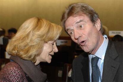 Elena Salgado, ministra española de Sanidad, con Bernard Kouchner, uno de los rivales para dirigir la OMS.