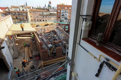 Las obras del lado este del Palacio de la Duquesa de Sueca, detrás del bloque ocho de la calle del Duque de Alba (Madrid). 