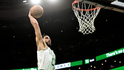 Jayson Tatum, de los Boston Celtics, anota contra los San Antonio Spurs, el 12 de febrero en Boston, Massachusetts.
