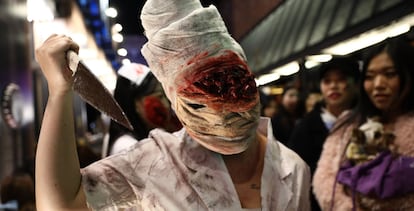 Una mujer disfrazada participa en el festival de Halloween de Seúl.