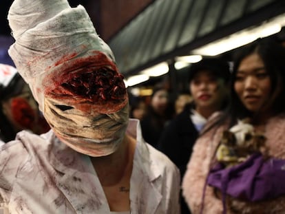 Una mujer disfrazada participa en el festival de Halloween de Seúl.