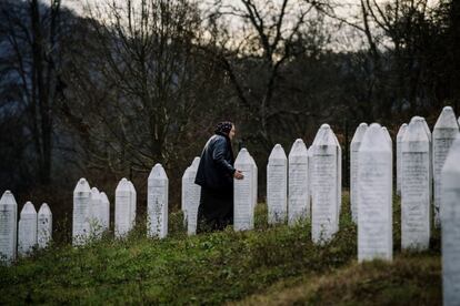 Una mujer bosnia reza junto a una lápida en el centro conmemorativo de Potocari, cerca de Srebrenica.