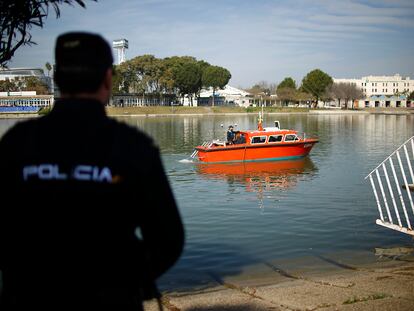 Un agente de la Policía Nacional observa al bote hidrográfico de la Armada 'Malaspina', durante las labores de batimetría en el río Guadalquivir para la búsqueda de Marta del Castillo.