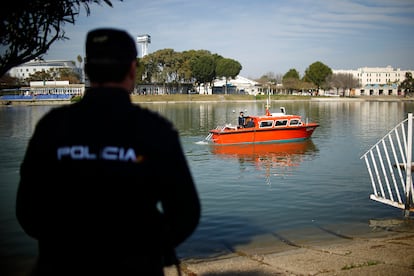 Un agente de la Policía Nacional observa al bote hidrográfico de la Armada 'Malaspina', durante las labores de batimetría en el río Guadalquivir para la búsqueda de Marta del Castillo.