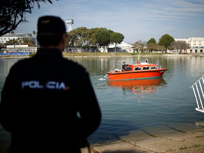 Operación policial de búsqueda en el río Guadalquivir en Sevilla, en 2022.