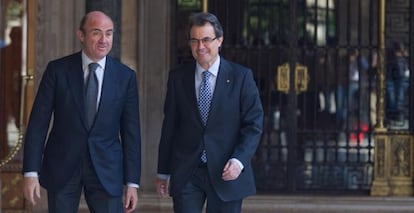 El ministro de Economía Luis De Guindos, a la izquierda, y el presidente de la Generalitat, Artur Mas, en el Palau de la Generalitat.