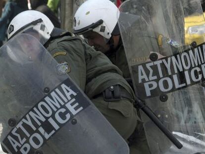 Policías antidisturbios durante la manifestación en contra los planes de austeridad en Atenas