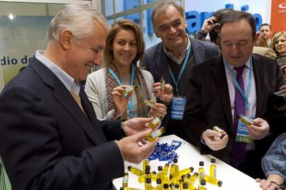 El presidente de los populares andaluces, Javier Arenas; la secretaria general del PP, María Dolores de Cospedal; el vicesecretario de Comunicación del partido, Esteban González Pons, y el presidente de La Rioja, Pedro Sanz con botellitas de aceite de oliva como recuerdo del 17 Congreso que el Partido Popular celebra en Sevilla.