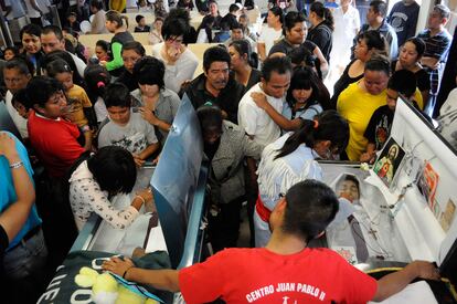 Miembros de la familia Vital lloran delante de los féretros de Luis Alberto (17 años) y Roberto Jacobo (14 años), durante el funeral celebrado en Ciudad Juárez.