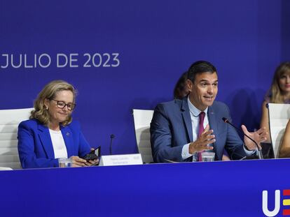 Desde la izquierda, la vicepresidenta primera y ministra de Asuntos Económicos y Transformación Digital, Nadia Calviño; y el presidente del Gobierno, Pedro Sánchez, en julio de 2023.