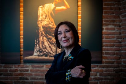 Blanca del Rey, en el espacio gastronómico del Corral de la Morería, delante de una fotografía suya de su etapa como bailaora. 