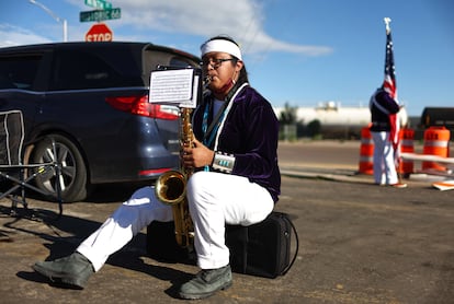 Un miembro de la Banda de la Nación Navajo ensaya antes de marchar en un desfile en el centro de la ciudad de Gallup, Nuevo México. 