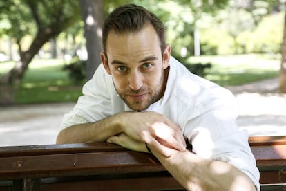 El escritor Jo&euml;l Dicker posando en el Retiro antes de la entrevista.