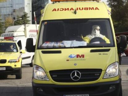 La ambulancia que ha trasladado a la m&eacute;dico cooperante espa&ntilde;ola que podr&iacute;a haberse contagiado de &eacute;bola en Mal&iacute;.