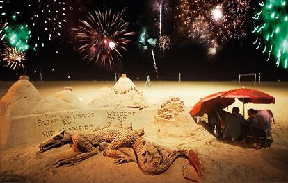 La playa de Ipanema bajo la luz de los fuegos artificiales.