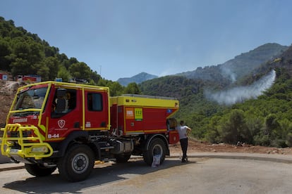 Medios aéreos colaboran en la extinción de uno de los focos más activos del incendio de la Sierra de Mijas sobre la urbanización Pinos de Alhaurín, este domingo en Alhaurín de la Torre. 