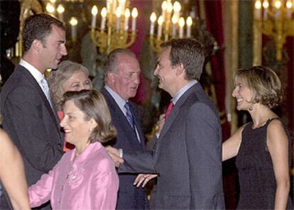 El presidente del Gobierno y su esposa, Sonsoles Espinosa, saludan a los Reyes y al prncipe de Asturias.