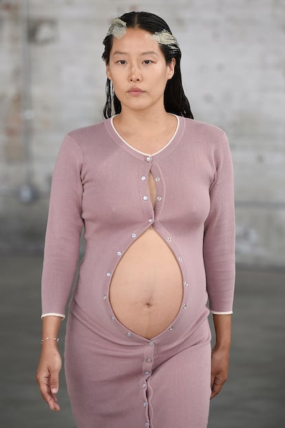 Maia Ruth Lee desfiló para Eckhaus Latta embarazada de casi nueve meses en 2017.