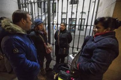 De derecha a izquierda: Giovanna Rodríguez, Gabriela García y dos voluntarios de la Red de Solidaridad Popular frente a las puertas del Samur Social a donde han acudido para dar la cena a los refugiados.