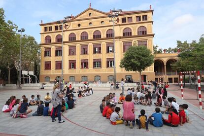 Estudiantes de la Escola Ramón Llull de Barcelona participan en un minuto de silencio por la carga policial que se vivió en el centro durante la jornada del 1 de octubre. 