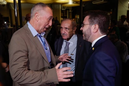 El presidente de la Generalitat catalana, Pere Aragonès, durante la gala de entrega de los 52º Premis Octubre de literatura, con Eliseu Climent (en el centro) y el diputado Joan Baldoví, este sábado.