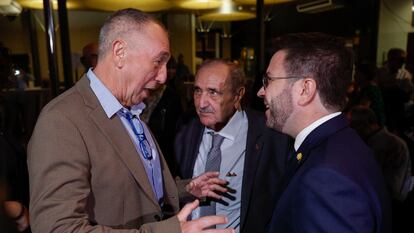 El presidente de la Generalitat catalana, Pere Aragonès, durante la gala de entrega de los 52º Premis Octubre de literatura, con Eliseu Climent (en el centro) y el diputado Joan Baldoví, este sábado.