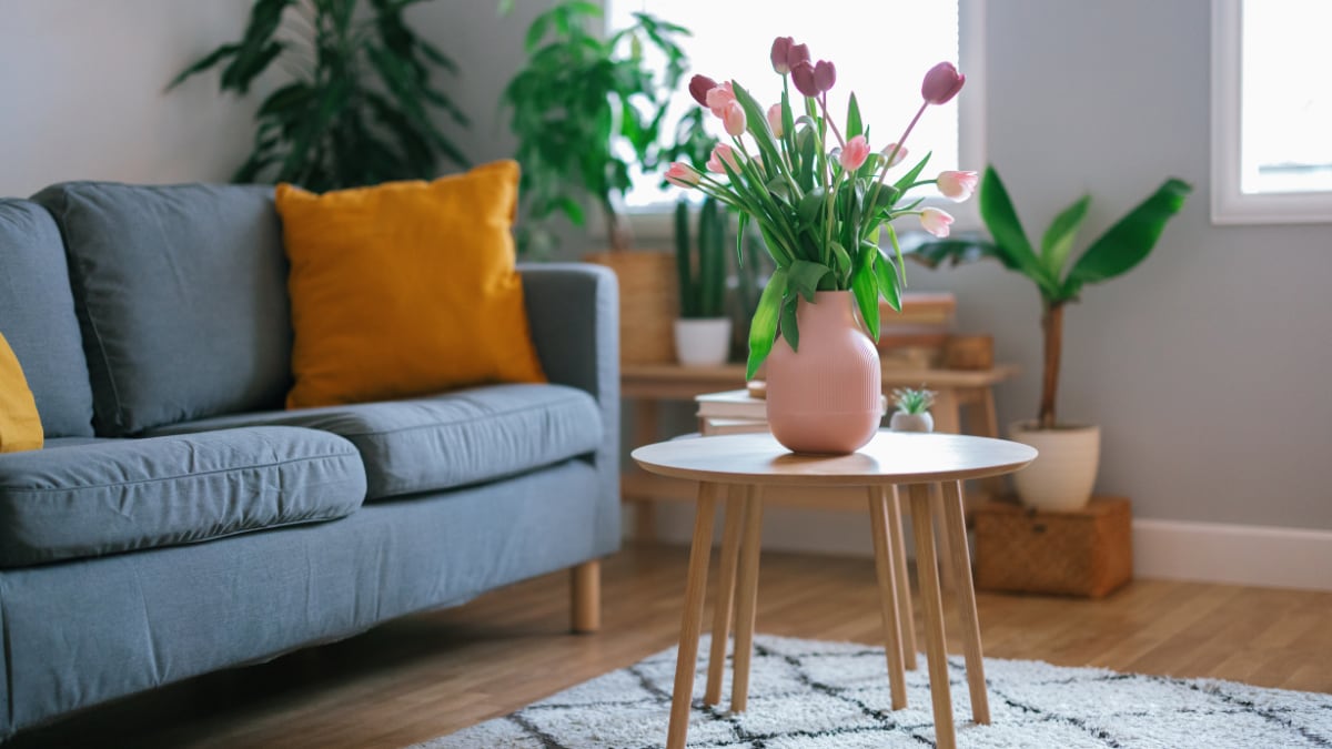 La combinación de tonos neutros y vibrantes darán vida a tu salón. 