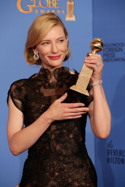 Cate Blanchett con su Globo de Oro a mejor actriz, categoría drama, por su papel en 'Blue Jasmine', de Woody Allen. La australiana partía como favorita junto a Sandra Bullock, nominada por su trabajo en 'Gravity'.