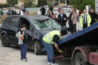 El vehículo accidentado en Torrent, al ser retirado ayer por una grúa.