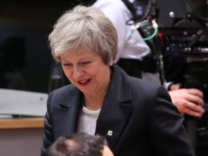 La primera ministra de Reino Unido, Theresa May, con el primer ministro de Irlanda, Leo Varadkar, ayer en Bruselas.