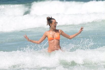 La modelo Alessandra Ambrosio ha regresado a su país, Brasil, para pasar estas fiesta. La 'top' ha sido fotografiada en una playa de Río.