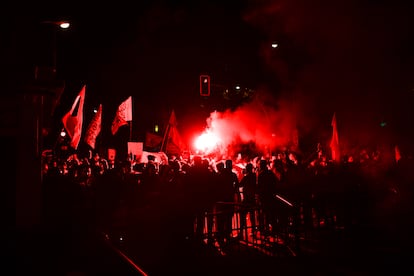 Manifestación en las inmediaciones de la sede del PSOE, en la madrileña calle de Ferraz. 
