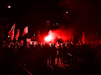 Una bengala, durante una manifestación en las inmediaciones de la sede del PSOE, en Madrid, el 16 de noviembre.