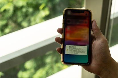 Un teléfono móvil recibe la Alerta que indica el inicio del simulacro. 