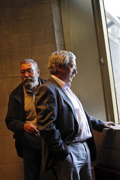 Cándido Méndez, a la izquierda, e Ignacio Fernández Toxo, a su llegada ayer a la sede de UGT en Madrid.